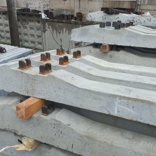 Шпала АРС К без креплений, подходит для кривых участков пути - новая